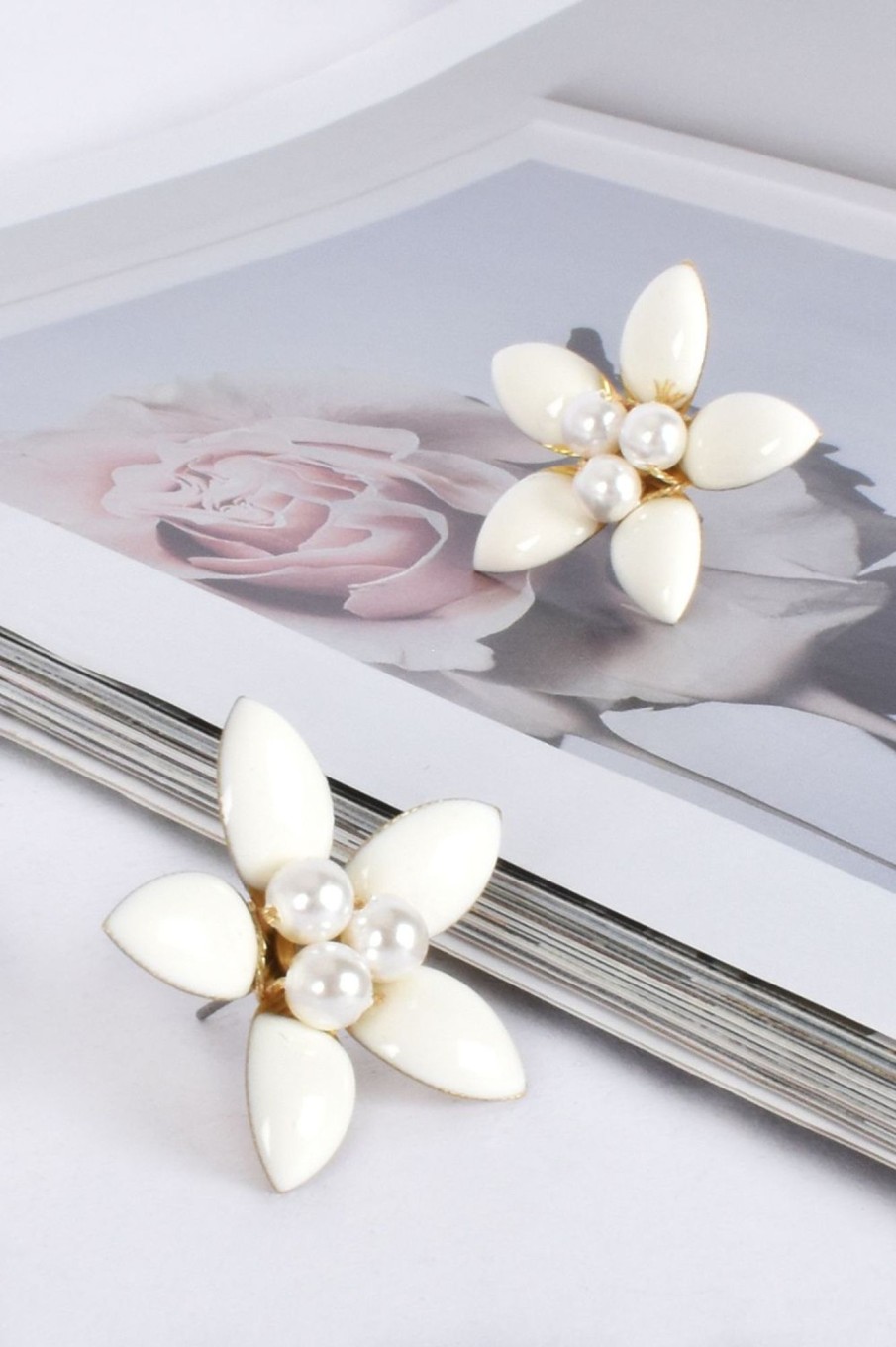 Accessories Adorne | Enamel Pearl Daisy Stud Earrings | White U0026 Gold