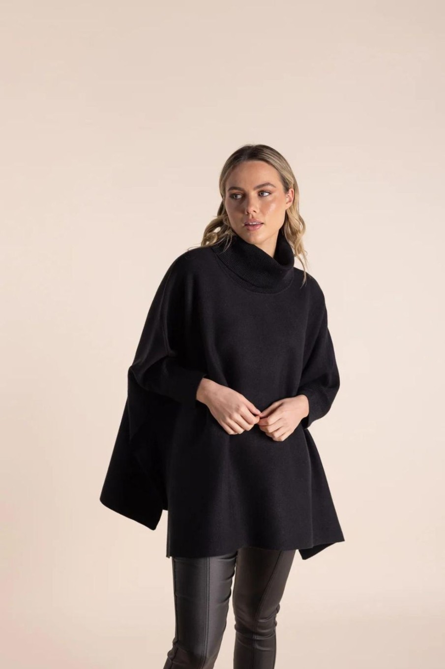 Tops Two T's | Oversized Pullover | Black