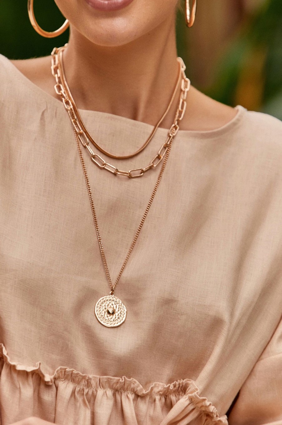 Accessories Adorne | Patterned Medallion Layer Necklace | Gold / Cream